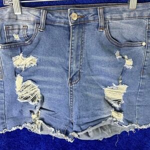 Distressed denim shorts with raw‎ hem #distresseddenim